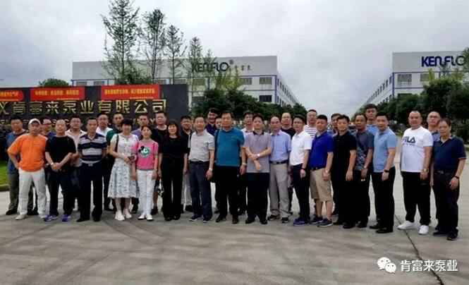 与会人员在遵义半岛web版登录入口-半岛online(中国)有限公司大门口合影留念